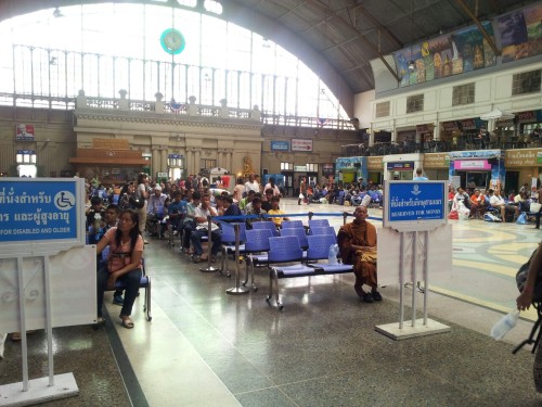 Ce matin à la gare de Bangkok en partance pour Ayuttayah. Ici, on se fiche de la priorité femme enceinte et enfants : priorité est donnée aux moines !