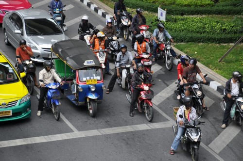 A tous les feux rouges, des hordes de scooters au milieu des tuk-tuks, taxis, voitures et bus hyper polluants. On ne respire pas bien à Bangkok !