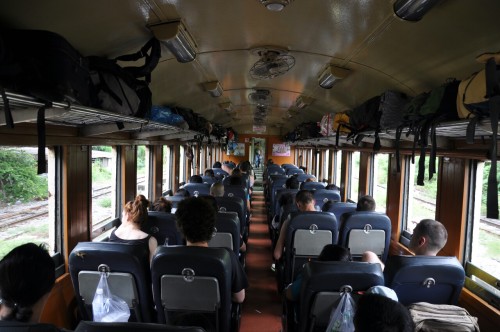 Le train avec air ventilé par le plafond. Plutôt confortable !