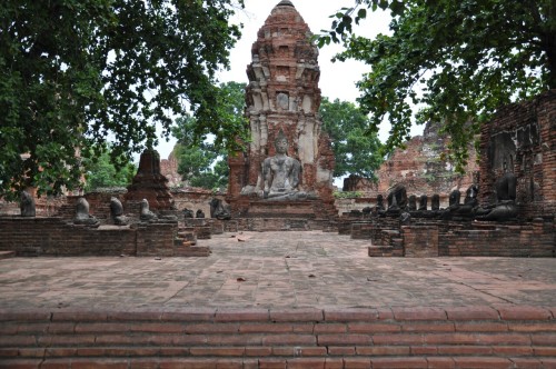 Ruines du temple Wat Mahathat avec le Bouddha au centre