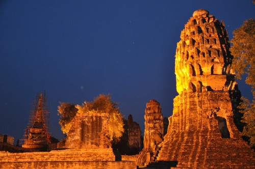 Les mêmes ruines à la tombée de la nuit…