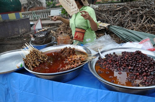 Ce qu'il y'a de bien sur les marchés en Asie, c'est que ce n'est pas cher. En revanche, il est parfois dur de reconnaître les ingrédients. On voit des sauterelles, des scorpions, des tarentules, des larves grillés mais les brochettes de cette photo...