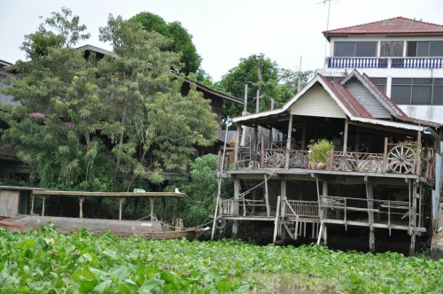 Maison sur le canal autour de Ayutthaya