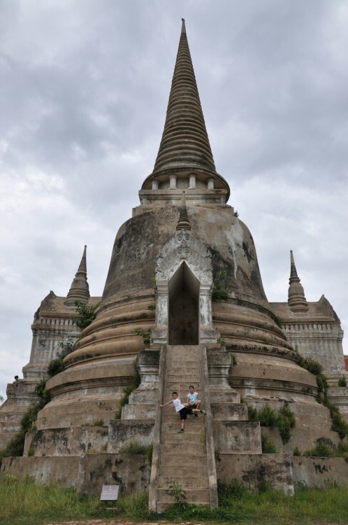 Un temple à Ayutthaya avec nos 2 pitres..