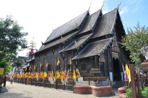 Un temple en bois dans Chiang-Mai