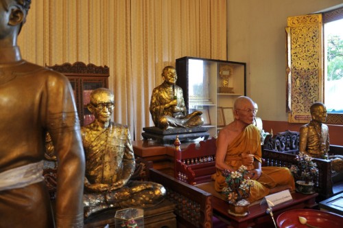 Intérieur d'un temple, on a attendu longtemps avant de savoir que c'était un faux moine.
.