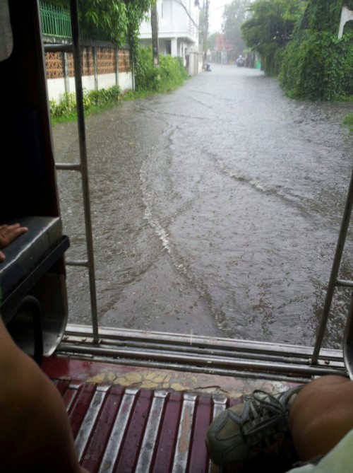 Quand il pleut en Thaïlande, il ne fait pas semblant… Heureusement, nous rentrions.